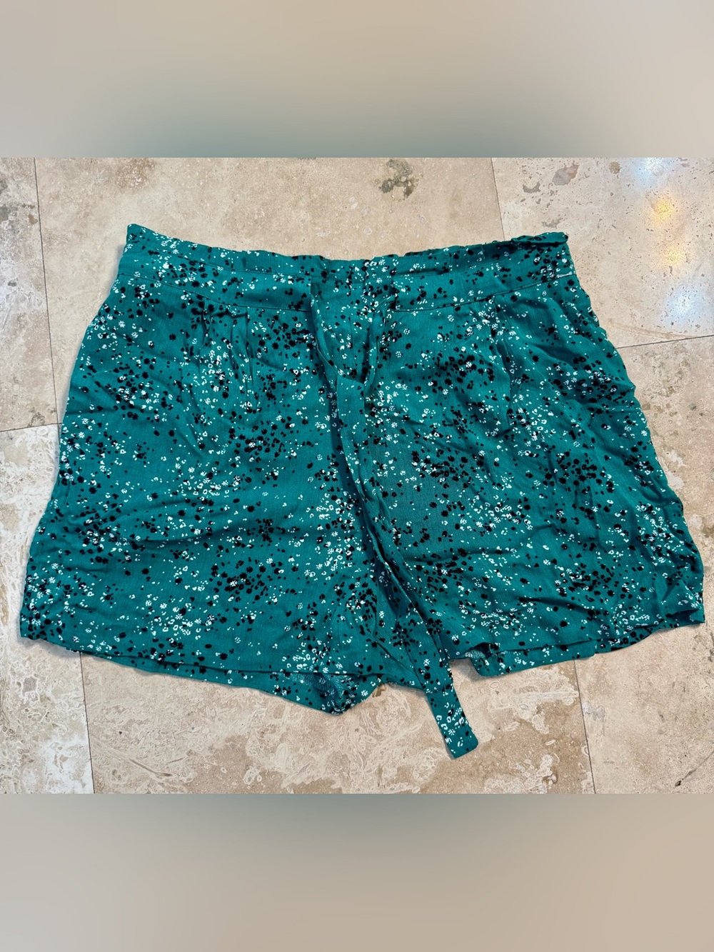 D2 size large Green Speckled Drawstring Shorts